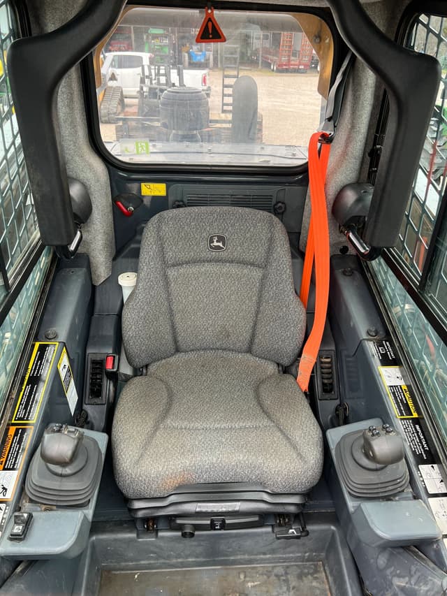 Image of John Deere 331G equipment image 4