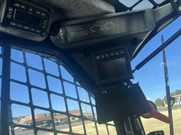 Image of John Deere 332G equipment image 4