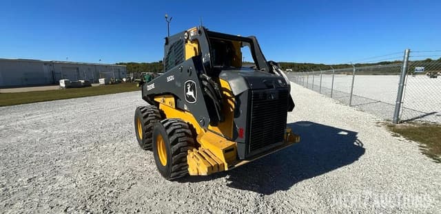 Image of John Deere 332G equipment image 2