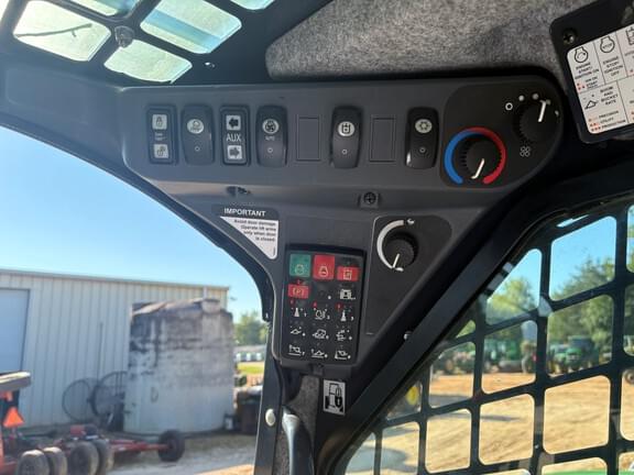 Image of John Deere 333G equipment image 4