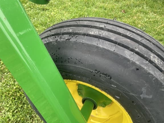 Image of John Deere 3710 equipment image 4