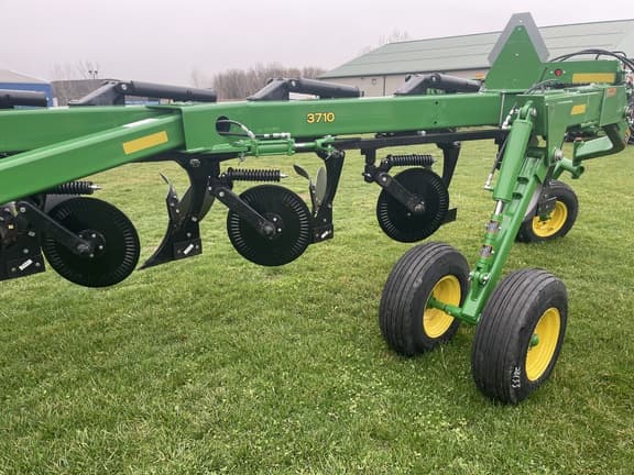 Image of John Deere 3710 equipment image 1