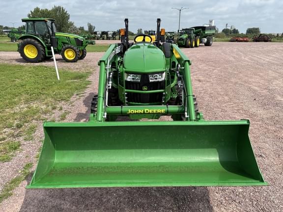 Image of John Deere 4044M equipment image 4