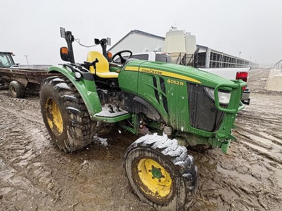 Image of John Deere 4052R equipment image 3