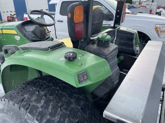 Image of John Deere 4052R equipment image 4