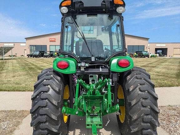 Image of John Deere 4052R equipment image 4