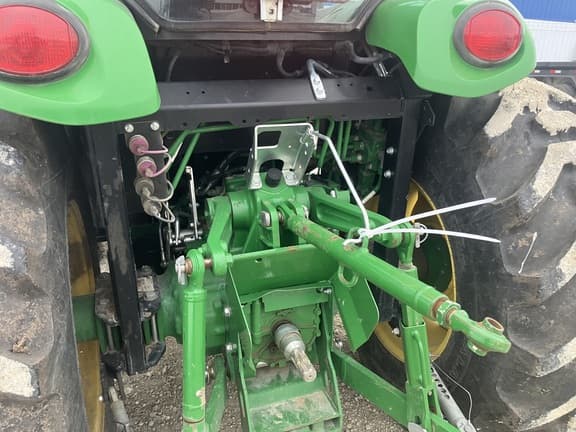 Image of John Deere 4052R equipment image 4