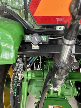 Image of John Deere 4052R equipment image 3