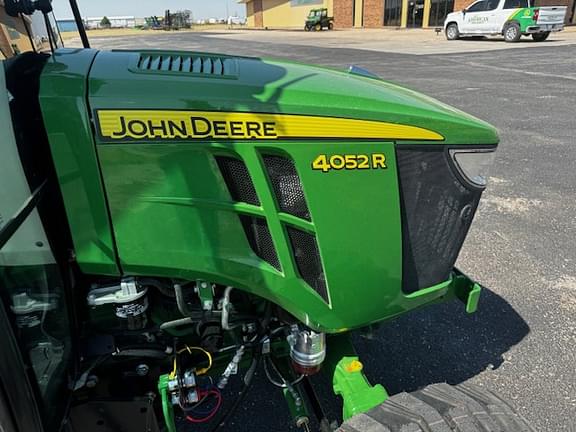 Image of John Deere 4052R equipment image 4