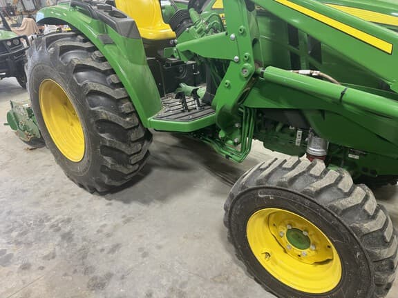 Image of John Deere 4066M equipment image 4