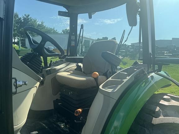 Image of John Deere 4066R equipment image 4