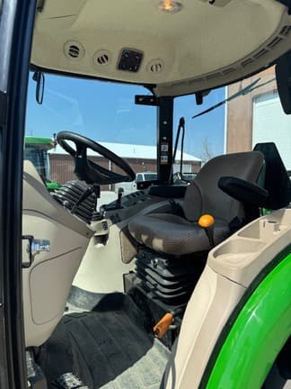 Image of John Deere 4066R equipment image 3