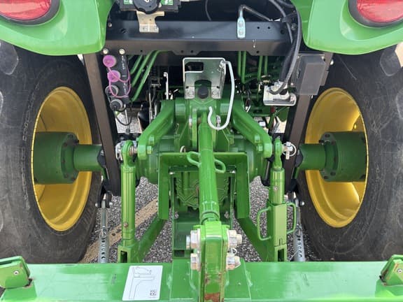 Image of John Deere 4066R equipment image 4