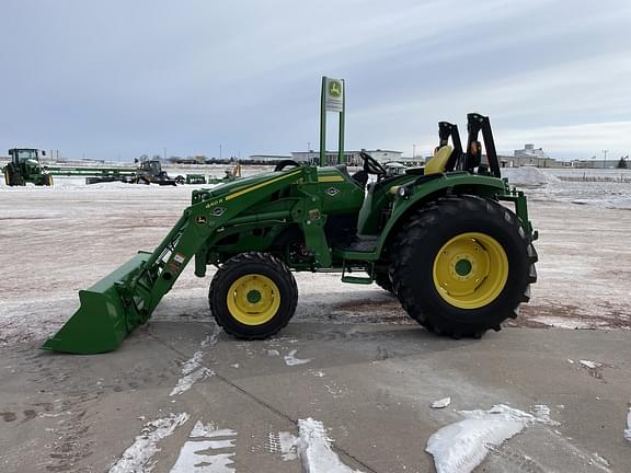 Image of John Deere 4066R equipment image 4