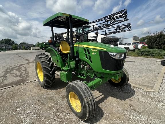 Image of John Deere 5050E equipment image 3