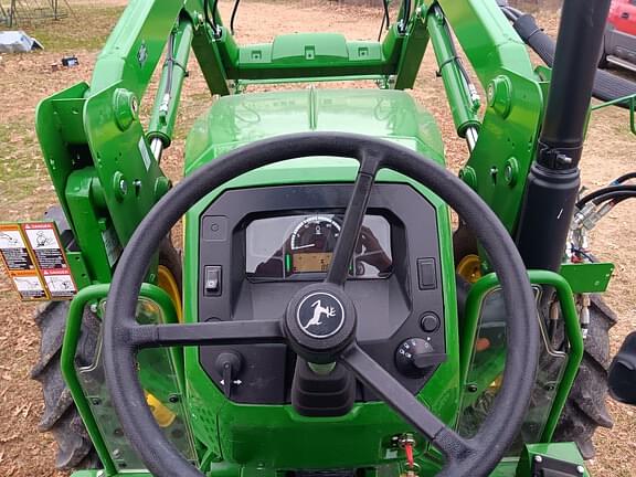 Image of John Deere 5050E equipment image 3