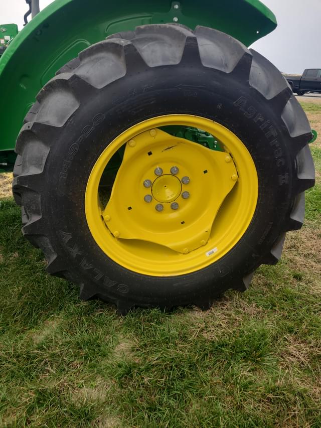 Image of John Deere 5050E equipment image 4