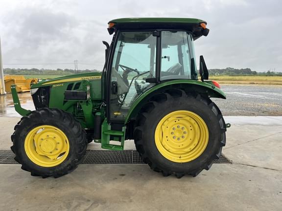 Image of John Deere 5060E equipment image 3