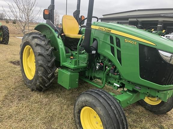 Image of John Deere 5060E equipment image 1