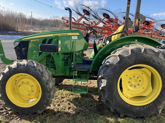 Image of John Deere 5060E equipment image 2