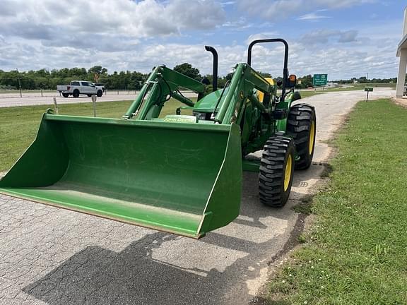 Image of John Deere 5060E equipment image 4