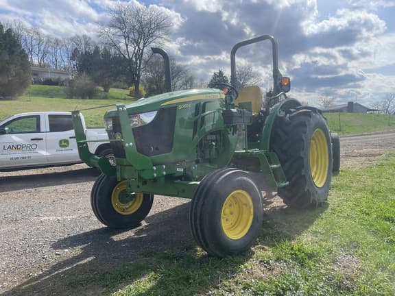 Image of John Deere 5060E equipment image 3