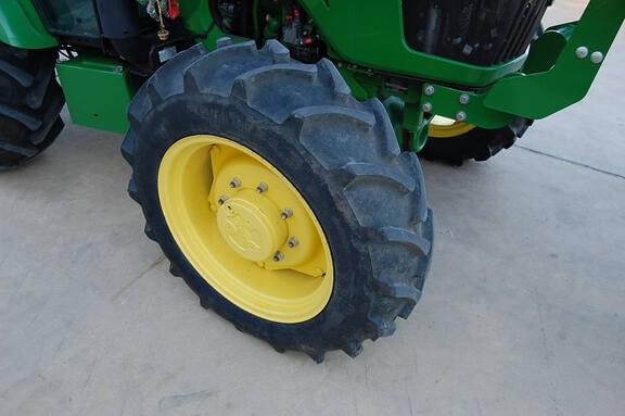 Image of John Deere 5060E equipment image 3