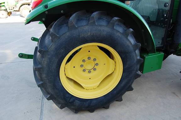 Image of John Deere 5060E equipment image 4