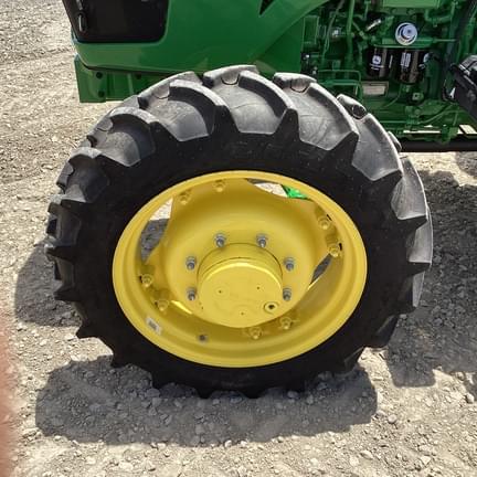 Image of John Deere 5060E equipment image 3