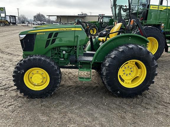 Image of John Deere 5060E equipment image 3