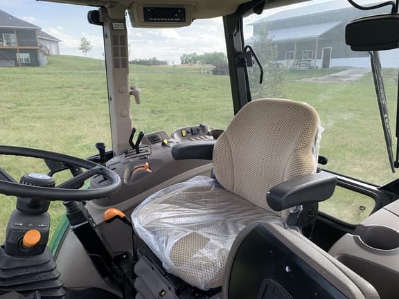 Image of John Deere 5060E equipment image 4