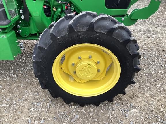 Image of John Deere 5067E equipment image 4