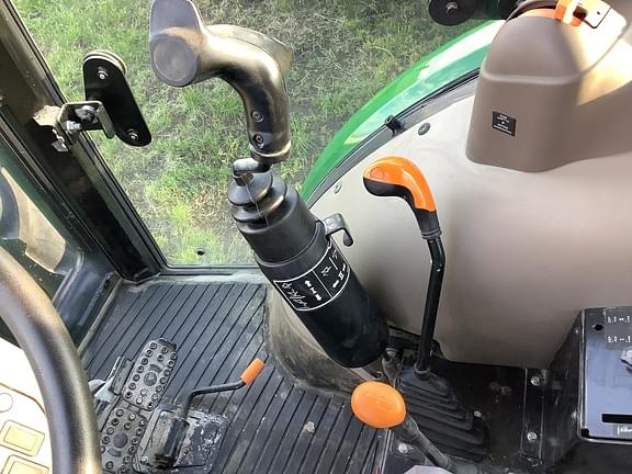 Image of John Deere 5067E equipment image 4