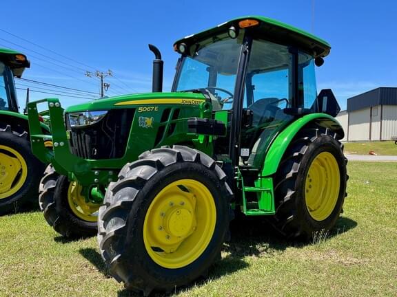 Image of John Deere 5067E equipment image 1