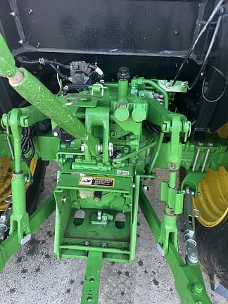 Image of John Deere 5067E equipment image 3