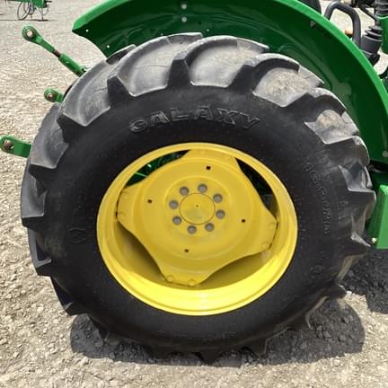 Image of John Deere 5067E equipment image 4