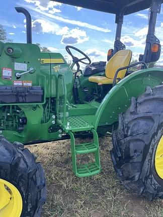 Image of John Deere 5067E equipment image 4