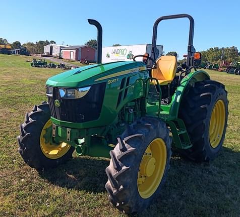 Image of John Deere 5067E equipment image 3