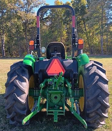 Image of John Deere 5067E equipment image 4