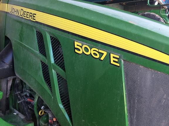 Image of John Deere 5067E equipment image 4