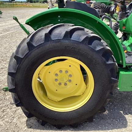 Image of John Deere 5067E equipment image 4