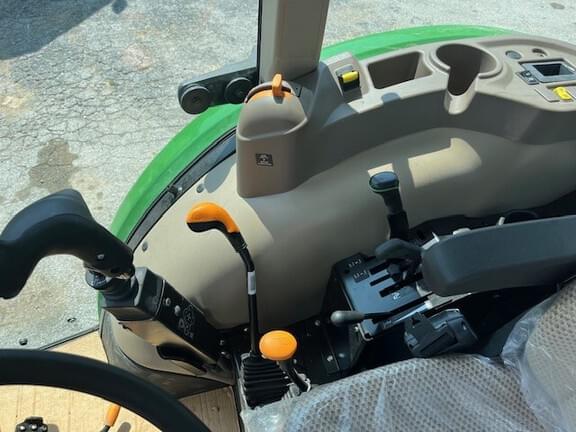 Image of John Deere 5067E equipment image 4