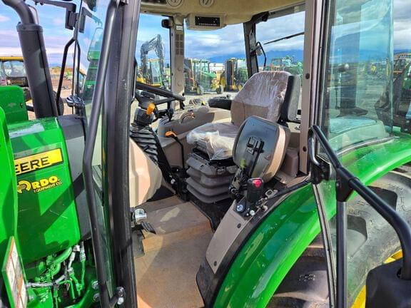 Image of John Deere 5067E equipment image 4