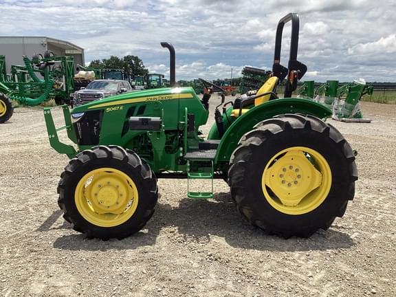Image of John Deere 5067E equipment image 3