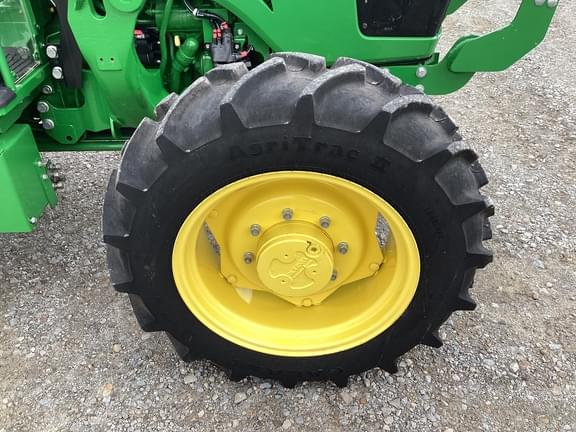 Image of John Deere 5067E equipment image 4