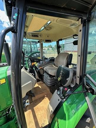 Image of John Deere 5067E equipment image 4