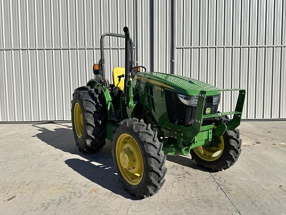 Image of John Deere 5075E equipment image 4