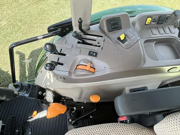 Image of John Deere 5075E equipment image 4