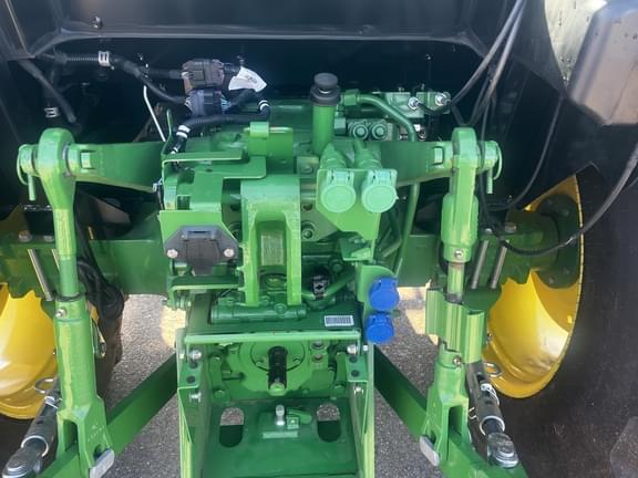 Image of John Deere 5075E equipment image 4