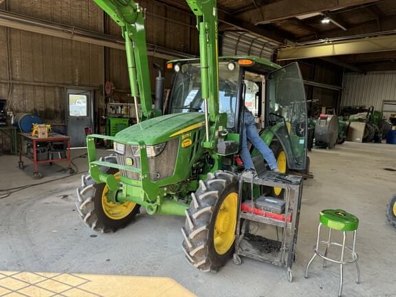 Image of John Deere 5075E equipment image 4